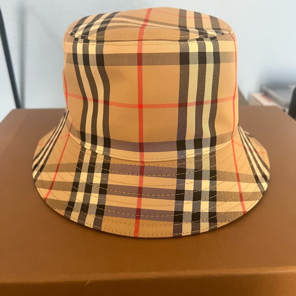 Burberry bucket hat